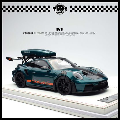 [IVY] 1:18 Porsche 911 992 GT3 RS - PTS Porsche Racing Green / Orange Livery + Black Wheels WIth Luggage